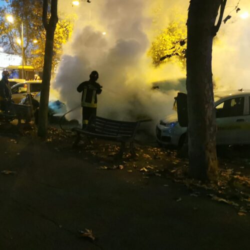 Furgone in fiamme in viale della Repubblica ad Alessandria