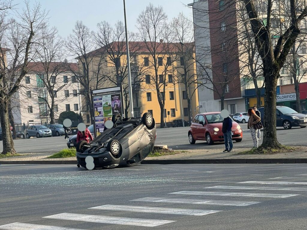 Auto ribaltata viale Teresa Michel Alessandria