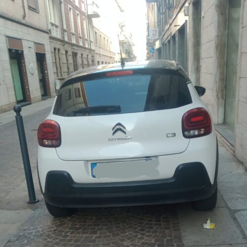 In via Trotti “continua la beffa dei paletti”