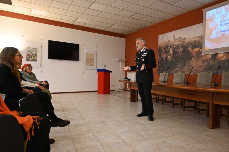 La Caserma dei Carabinieri si illumina di arancione contro la violenza sulle donne