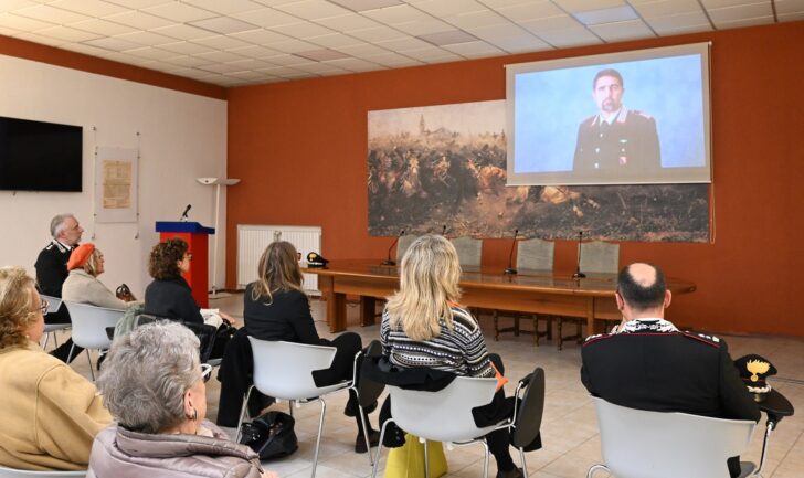 La Caserma dei Carabinieri si illumina di arancione contro la violenza sulle donne