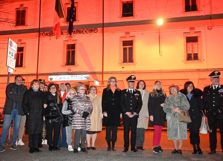 La Caserma dei Carabinieri si illumina di arancione contro la violenza sulle donne