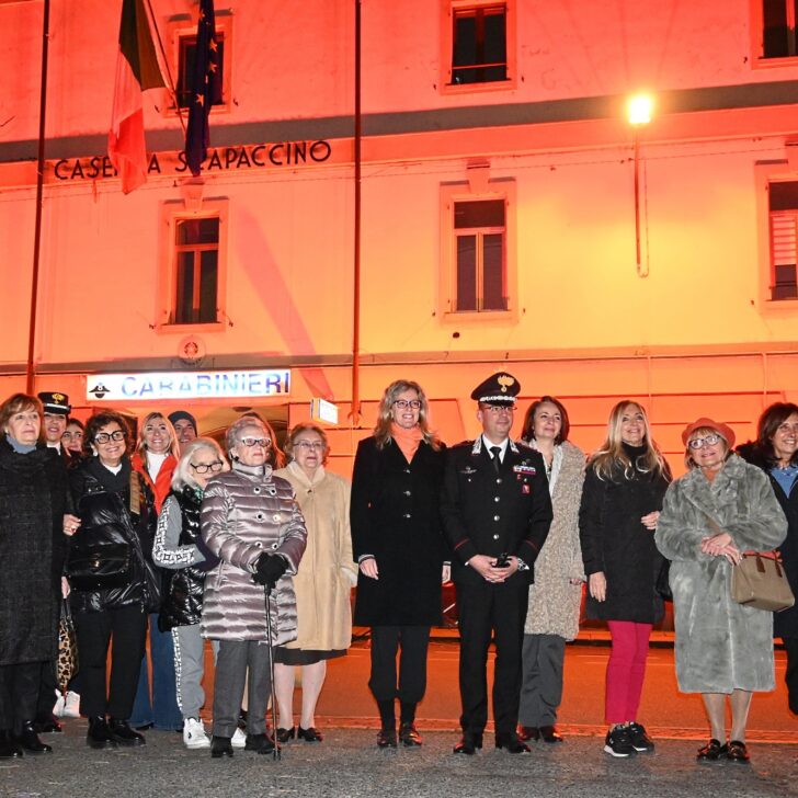 La Caserma dei Carabinieri si illumina di arancione contro la violenza sulle donne