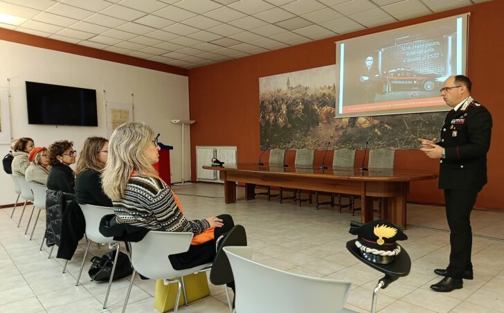 La Caserma dei Carabinieri si illumina di arancione contro la violenza sulle donne