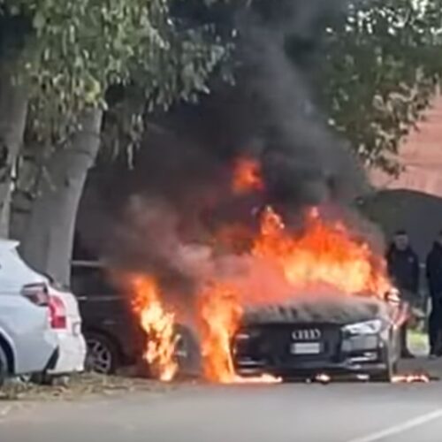 Auto a fuoco sul Lungo Ticino Sforza: illeso il conducente