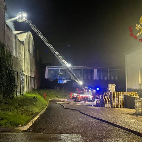 Incendio in un’officina di Via Lisiade a Milano: evacuate dieci persone