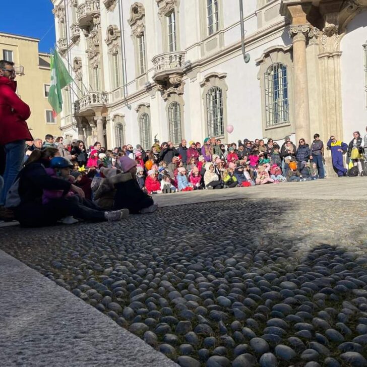 Pavia, la marcia dei bambini accende la città sui diritti dell’infanzia