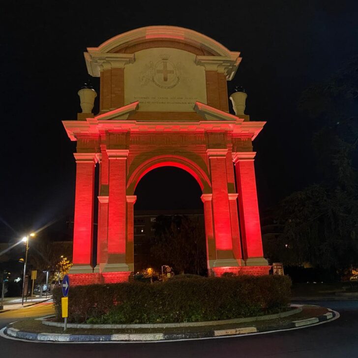 Giornata contro la violenza sulle donne: ad Alessandria luci arancioni sull’arco di piazza Matteotti