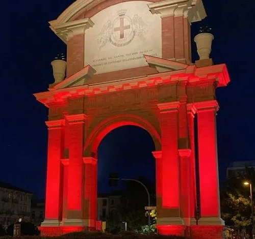 Oggi è la giornata del ricordo delle vittime della strada: ad Alessandria arco illuminato di rosso