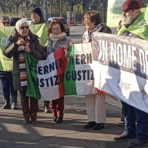 Davanti al tribunale di Torino il flashmob del “popolo inquinato” che chiede giustizia