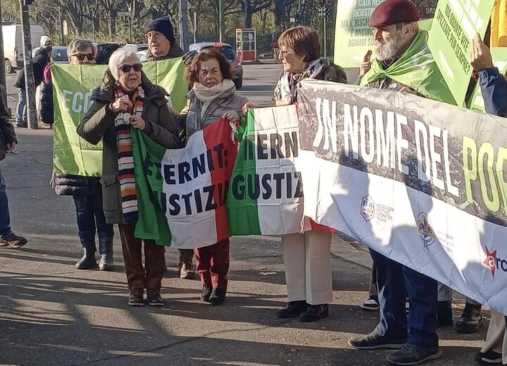 Davanti al tribunale di Torino il flashmob del “popolo inquinato” che chiede giustizia