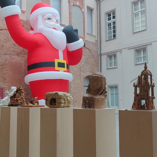 Un maxi Babbo Natale, presepi e tanta arte alla Fondazione Cassa di Risparmio di Alessandria per le festività