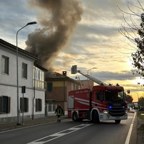 Incendio di un tetto a Cabanette: Vigili del Fuoco al lavoro