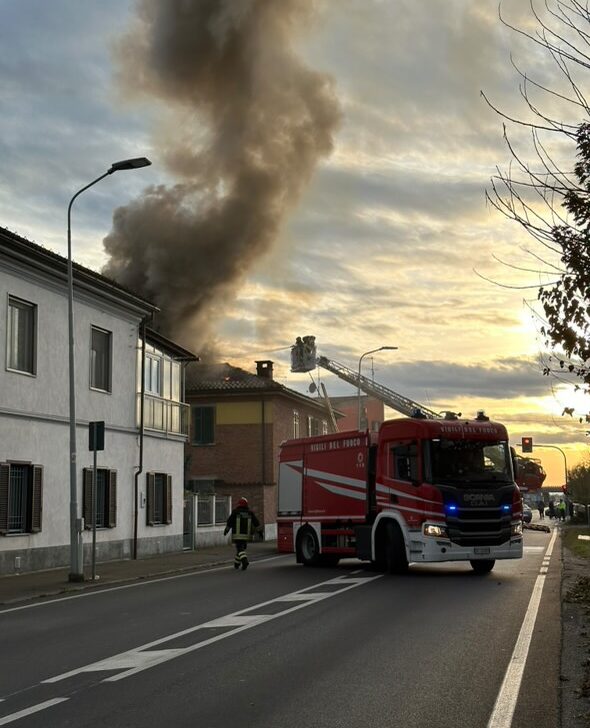 Incendio di un tetto a Cabanette: Vigili del Fuoco al lavoro