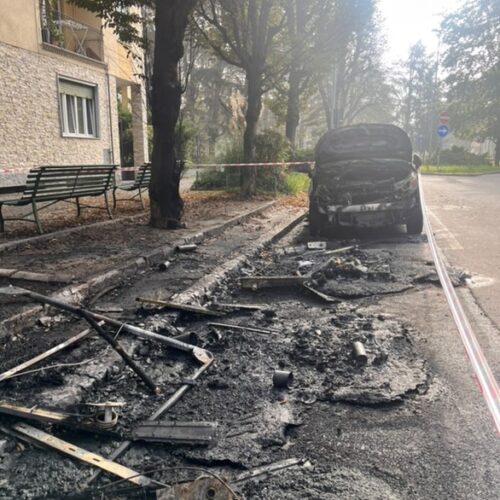 Cassonetti in fiamme in Pista. Danneggiate anche auto in viale Medaglie d’oro