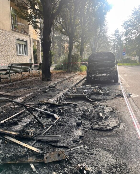 Cassonetti in fiamme in Pista. Danneggiate anche auto in viale Medaglie d’oro