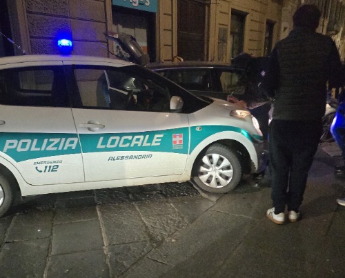 Auto sbanda in via Mazzini ad Alessandria: nessun ferito