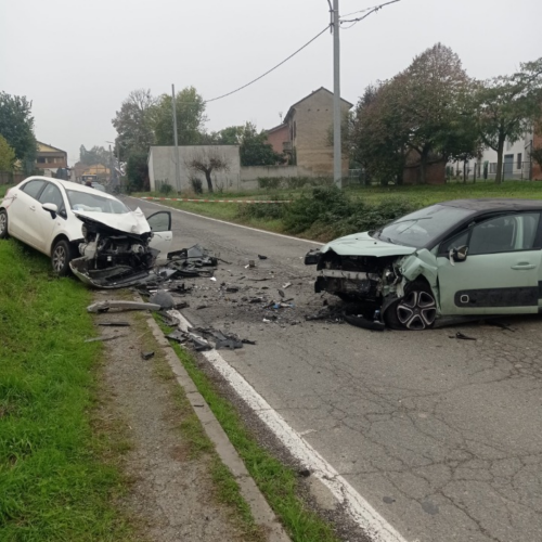 Incidente a Villa del Foro: tre feriti lievi e strada bloccata