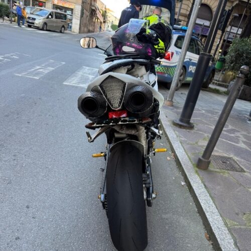 Circolava con la targa della moto sollevata e illeggibile. Stradale sanziona motociclista