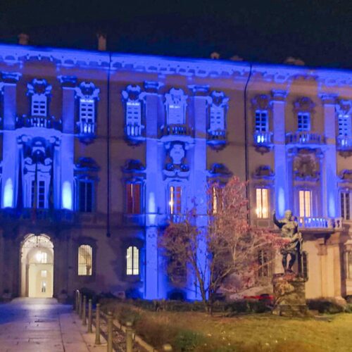 Palazzo Mezzabarba si illumina di blu per i diritti dell’infanzia e dell’adolescenza