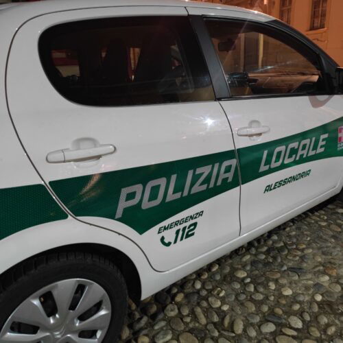 Incidente tra un’auto e un mezzo pesante in via Coppi ad Alessandria: nessun ferito. Sul posto la Polizia Locale