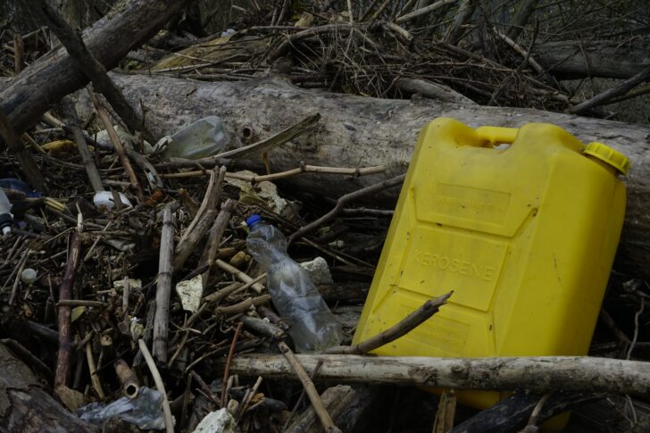 Fiume Po invaso dai rifiuti accumulati sulle sponde dopo la piena: la segnalazione a Bassignana