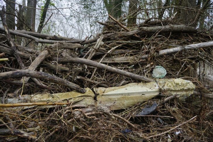 Fiume Po invaso dai rifiuti accumulati sulle sponde dopo la piena: la segnalazione a Bassignana