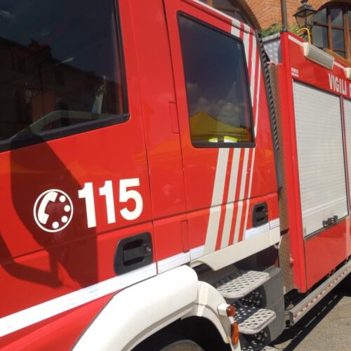 Violento incendio nel centro di Castelnuovo Scrivia: distrutto un porticato