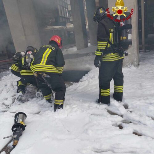 Incendio in corso Vittorio Emanuele a Milano: Vigili del Fuoco in azione