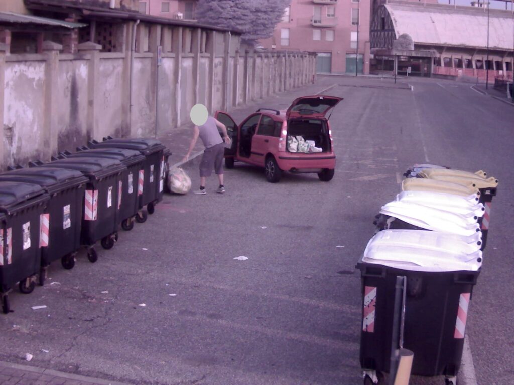 Abbandono rifiuti casale