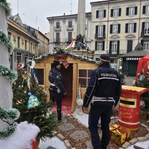 Vandali danneggiano casa di Babbo Natale in piazzetta. Barosini: “Autori meritano un calcio nel sedere”