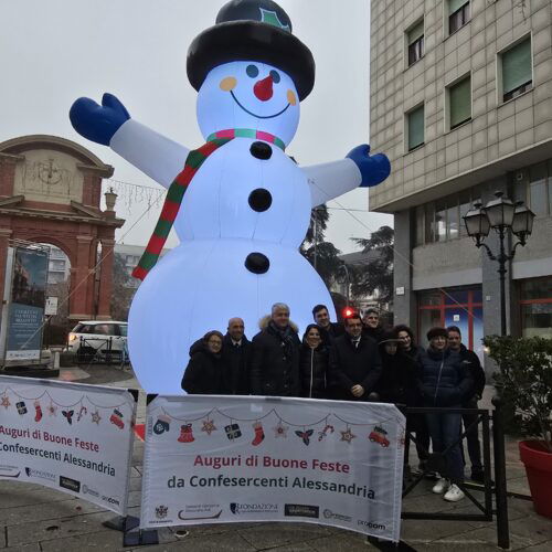 Alessandria: uno snowman gigante indica la via dello shopping