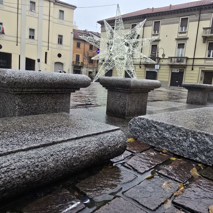 Panchina rotta in piazza Santo Stefano, a pochi metri dalla stella luminosa