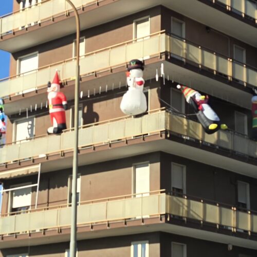 Il Natale affacciato sulla rotonda: gli enormi pupazzi sul balcone