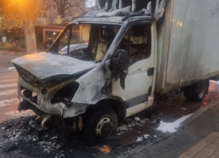 Furgone prende fuoco in viale Piave a Tortona