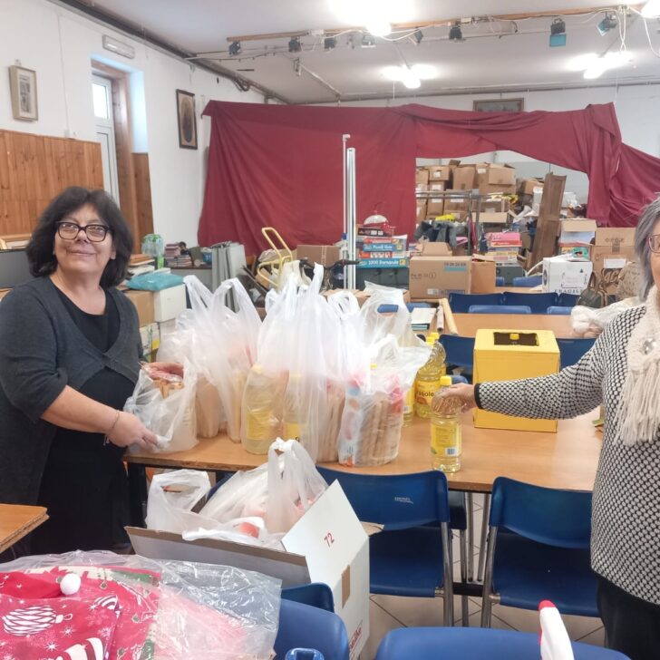 Dal Cristo 1400 borse con cibo, libri e giochi per chi ha bisogno