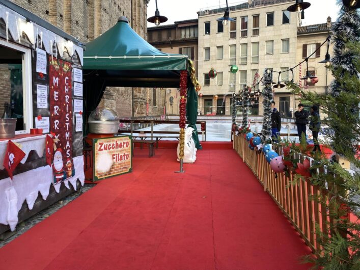 Voghera accende il Natale: pista di pattinaggio, luci e magia in Piazza Duomo