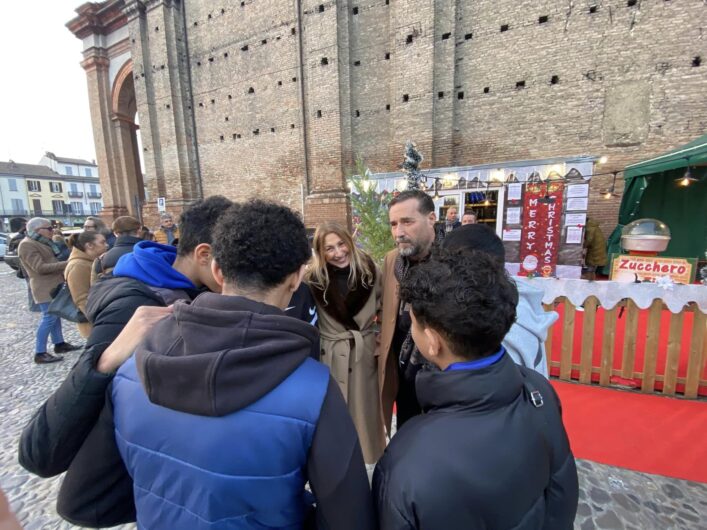 Voghera accende il Natale: pista di pattinaggio, luci e magia in Piazza Duomo