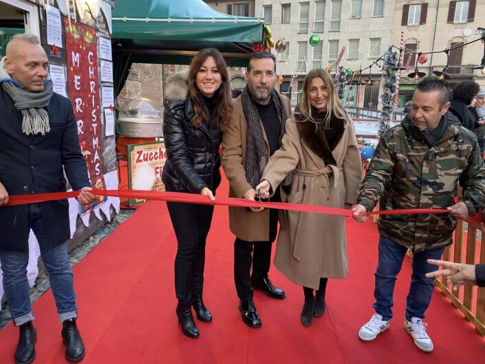 Voghera accende il Natale: pista di pattinaggio, luci e magia in Piazza Duomo