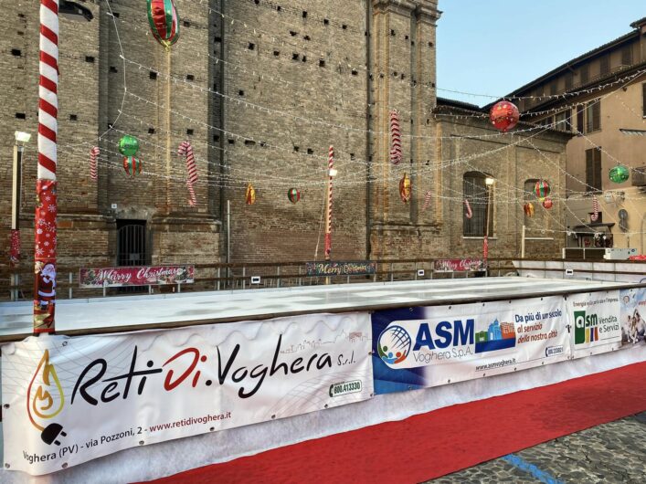 Voghera accende il Natale: pista di pattinaggio, luci e magia in Piazza Duomo