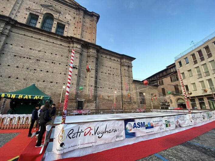 Voghera accende il Natale: pista di pattinaggio, luci e magia in Piazza Duomo