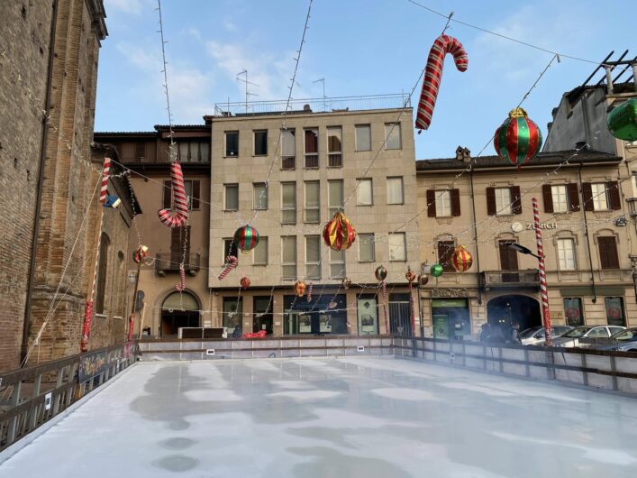 Voghera accende il Natale: pista di pattinaggio, luci e magia in Piazza Duomo