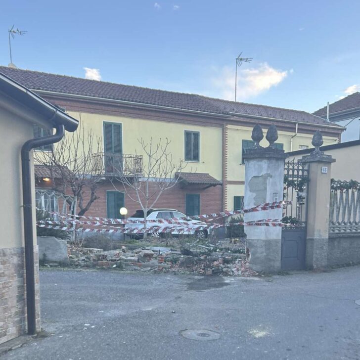 Auto sbanda e sfonda il cancello di una casa. Residenti chiedono dossi per la sicurezza