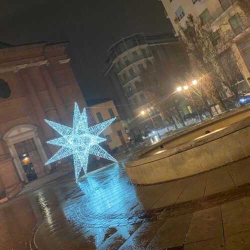 Ad Alessandria installata la stella luminosa in piazza Santo Stefano