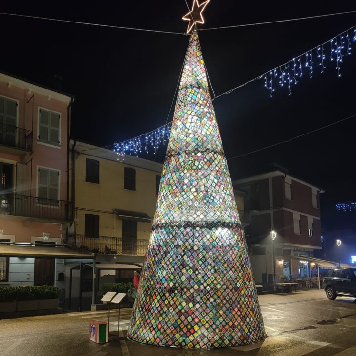 Un albero di dieci metri con ricami all’uncinetto