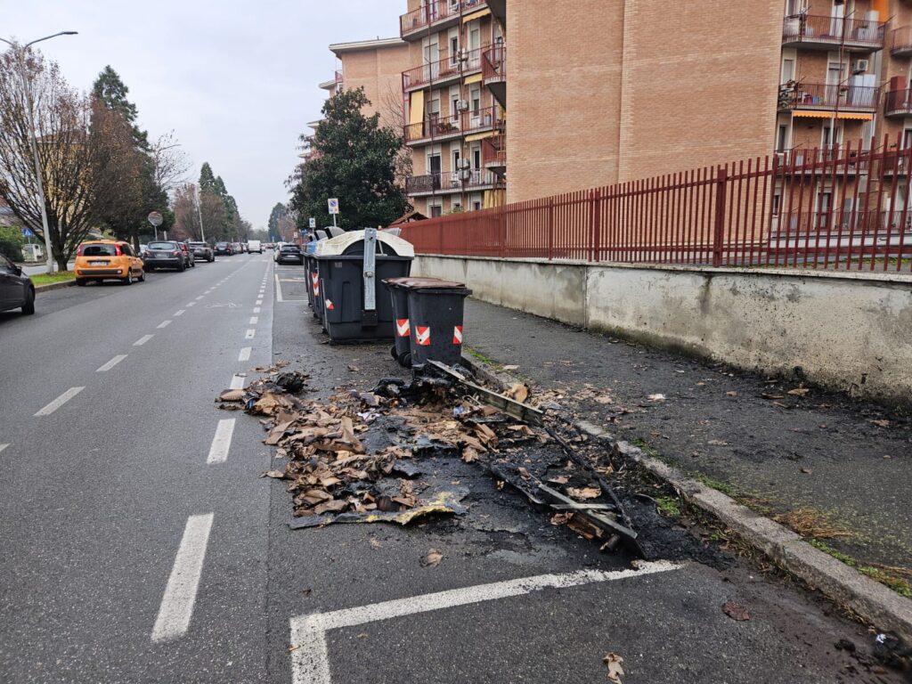 Cassonetti bruciati in via Bensi 10 dicembre 2024