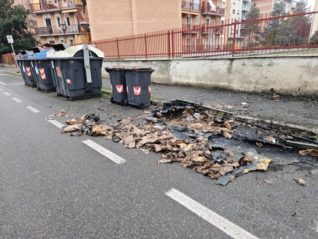 Cassonetti bruciati in via Bensi 10 dicembre 2024