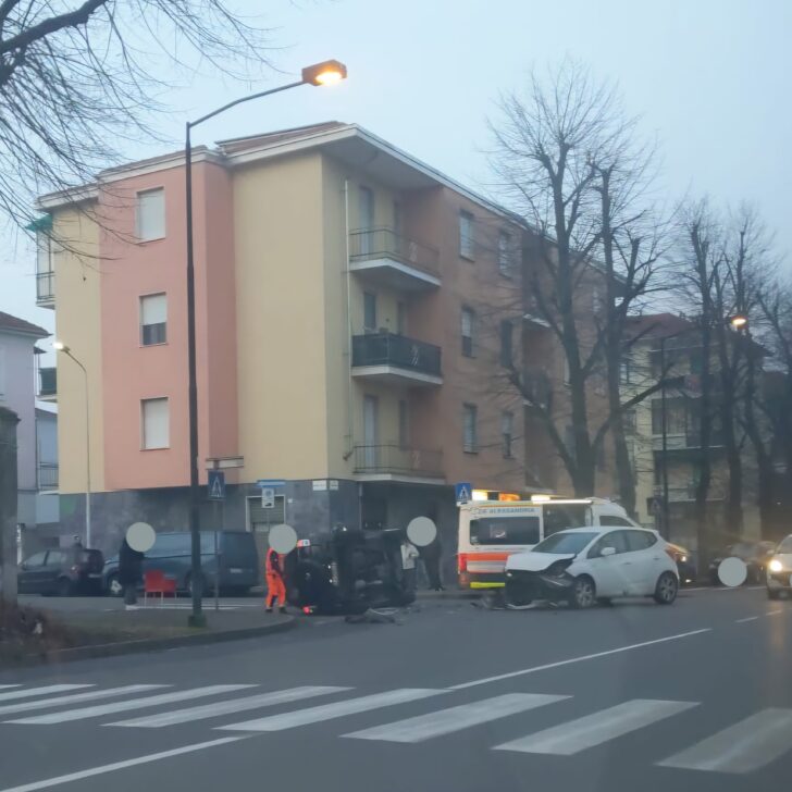 Scontro in viale Teresa Michel: auto ribaltata