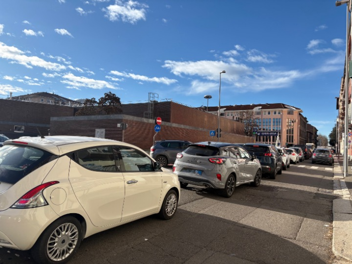 La ruota in piazza Garibaldi scansa in là il mercato e il traffico nel lunedì dell’antivigilia va in “tilt”