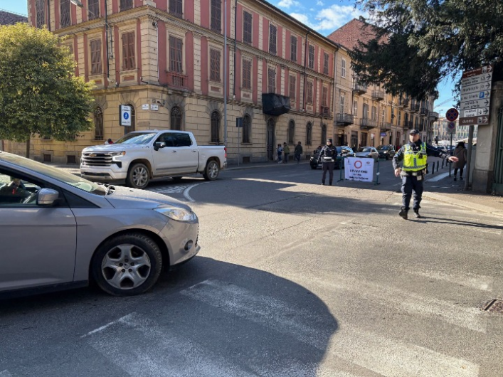 La ruota in piazza Garibaldi scansa in là il mercato e il traffico nel lunedì dell’antivigilia va in “tilt”